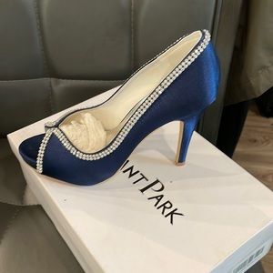 *Navy satin pump